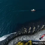 Home 20 해양공학 해양 유류 오염 복구 - A high-resolution aerial view of a coastal oil spill cleanup operation featuring advanced drones equ...